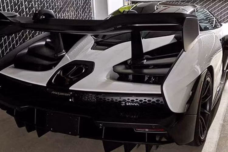 Sức mạnh của siêu phẩm McLaren Senna được truyền về trục bánh sau thông qua hộp số ly hợp kép 7 cấp, nhờ đó, mẫu xe hypercar của Anh quốc chỉ cần thời gian 2,8 giây để tăng tốc từ vị trí xuất phát lên 100 km/h trước khi đạt vận tốc tối đa 341 km/h.