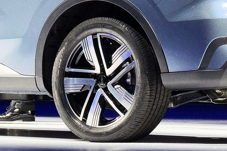 Thể hiện trọn vẹn tinh thần kiêu hãnh dấu ấn Ford "Built Ford Proud”, Ford Territory phiên bản mới thiết lập chuẩn mực mới cho việc sở hữu SUV hiện đại, tiện nghi. Mâm hợp kim được thiết kế mới, cùng với tùy chọn màu sơn Xanh khói (Vapor Blue) độc đáo.