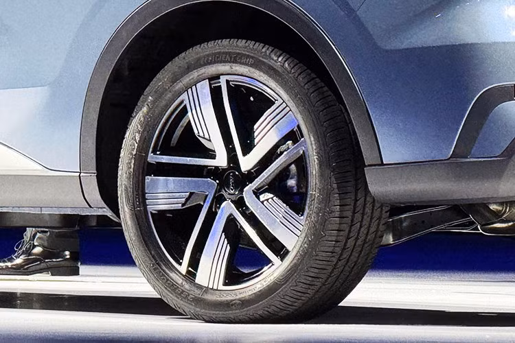 Thể hiện trọn vẹn tinh thần kiêu hãnh dấu ấn Ford "Built Ford Proud”, Ford Territory phiên bản mới thiết lập chuẩn mực mới cho việc sở hữu SUV hiện đại, tiện nghi. Mâm hợp kim được thiết kế mới, cùng với tùy chọn màu sơn Xanh khói (Vapor Blue) độc đáo.