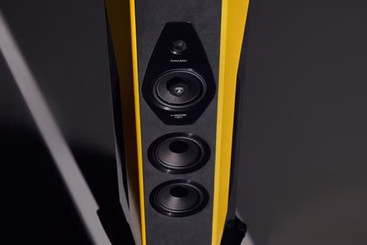 Tất cả các chi tiết này được đặt trong một tủ năm cạnh góc cạnh được thiết kế riêng để gợi nhớ đến những chiếc xe Lamborghini. Khách hàng có thể lựa chọn năm màu sắc, tất cả đều đến từ danh mục màu sắc của hãng: Giallo Countach, Arancio Egon, Blu Marinus Matte, Verde Mercurius và Nero Nemesis Matte.