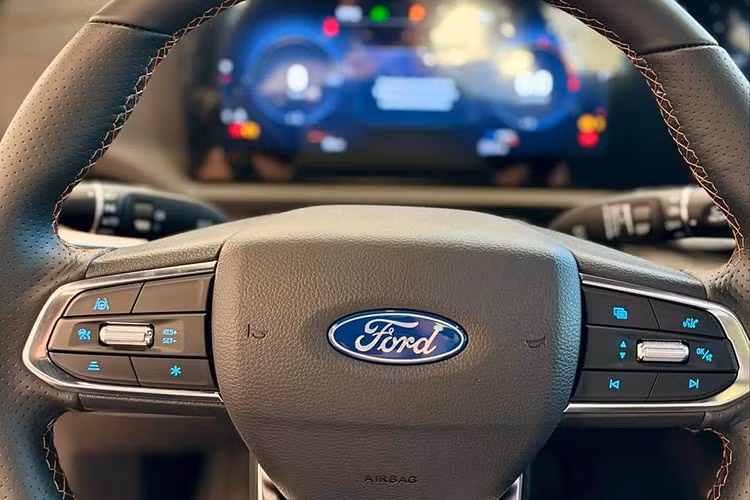 Các ghế ngồi bọc da với các điểm nhấn màu cam mới, đi kèm với dàn âm thanh 8 loa với hệ thống Arkamys 3D Audio, cửa sổ trời panorama và cửa gió cho hàng ghế sau. Khoang hành lý tiêu chuẩn rộng rãi với dung tích 448 lit và có thể mở rộng lên 1.422 lít khi gập hàng ghế sau.