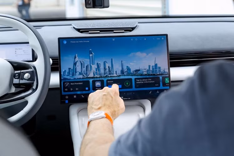 Nội thất xe được trang bị màn hình cảm ứng trung tâm 15,6 inch, hệ thống âm thanh 8 loa, điều khiển giọng nói, sạc không dây 50W và đèn viền nội thất. Xe dự kiến có hai tùy chọn: động cơ xăng tăng áp 1.6L TGDI kết hợp hộp số ly hợp kép 7 cấp và bản plug-in hybrid (PHEV).