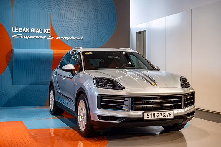 Thiết kế của Cayenne Turbo S E-Hybrid vẫn tương tự như các phiên bản khác. Kiểu thân SUV có sẵn gói ngoại thất màu bạc, còn kiểu coupe là gói trang trí màu đen. Các trang bị tiêu chuẩn của phiên bản này bao gồm đèn pha LED ma trận, mâm xe 20 inch, ghế chỉnh điện và chìa khóa thông minh.