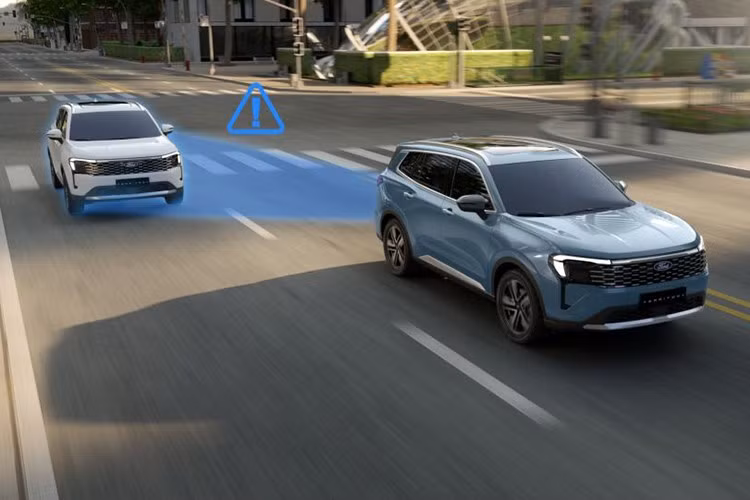 Tại Việt Nam, Ford Territory 2025 tiếp tục được lắp ráp tại nhà máy Ford Hải Dương, đồng thời trang bị khối động cơ xăng Ecoboost 1.5L cho công suất tối đa 158 mã lực và mô-men xoắn cực đại 248 Nm. Đi kèm là hộp số tự động 7 cấp ly hợp kép dạng ướt.