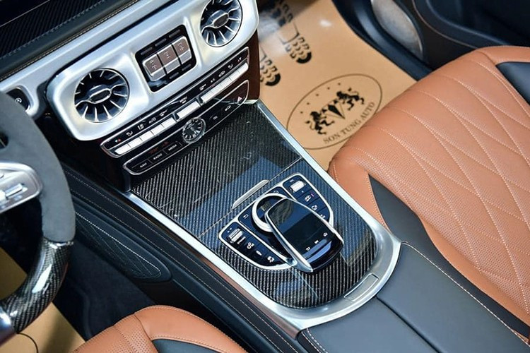 Mercedes-Benz E-Class tại một đại lý ở Hà Nội đang giảm sâu cho phiên bản E200 (VIN 2023), còn 1,999 tỷ đồng, thấp hơn 391 triệu so với giá niêm yết. Biến thể E300 AMG (VIN 2023) giảm tới 680 triệu đồng, từ 2,95 tỷ còn 2,27 tỷ đồng.