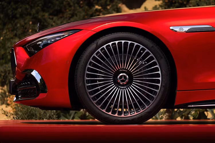 Do đó, xe mạnh mẽ ngang ngửa với Mercedes-AMG SL 63, chỉ mất 3,5 giây để đạt tốc độ 60 dặm/giờ (97 km/giờ). Mercedes-Maybach SL 680 Monogram Series mới ước tính mất khoảng 4,0 giây để tăng tốc từ 0-60 dặm/giờ, trước khi đạt tốc độ tối đa 161 dặm/giờ (259 km/giờ).