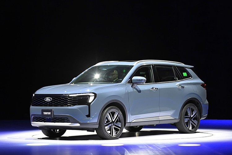 Ford Territory 2025 vừa chính thức ra mắt khách hàng Việt với 3 phiên bản. Mẫu SUV của Ford được nâng cấp một số chi tiết ngoại thất, cùng tính năng kết nối thông minh FordPass. Territory thế hệ mới sẽ chính thức đến tay khách hàng vào tháng 9/2025.
