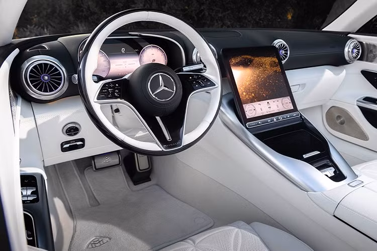 Những điểm nổi bật khác bao gồm bộ mâm 21 inch độc quyền, lưới tản nhiệt phía trước phát sáng, logo Maybach trên đèn hậu, các chi tiết mạ crôm ở ngoại thất, họa tiết PixelPaint Mercedes-Maybach tùy chọn trên nắp capo, các chi tiết mạ crôm, điểm nhấn vàng hồng...