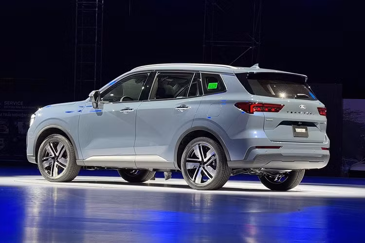 Về ngoại hình, phiên bản Territory 2025 facelift giữ nguyên về kích thước so với trước. Thông số DxRxC lần lượt là 4.685 x 1.935 x 1.706 (mm). Chiều dài cơ sở cũng ở mức 2.726 mm và khoảng sáng gầm 190 mm.