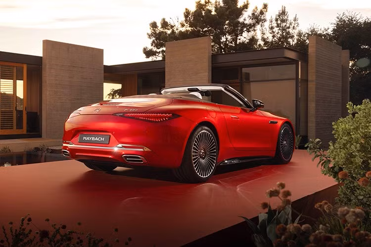 Có lẽ bạn đang thắc mắc giá của nó là bao nhiêu, và câu trả lời là 224.900 USD, chưa bao gồm 1.150 USD phí vận chuyển và giao hàng. Để so sánh, Mercedes-AMG SL 63 SE Performance, với công suất 805 mã lực, có giá khởi điểm 207.150 USD.