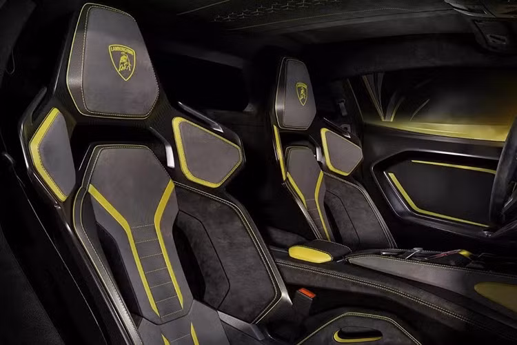 Xe có khả năng tăng tốc 0-100 km/h trong 2,4 giây, nhanh hơn 0,1 giây so với Revuelto, và đạt tốc độ tối đa 350 km/h. Phạm vi chạy thuần điện được cải thiện lên 20 km.