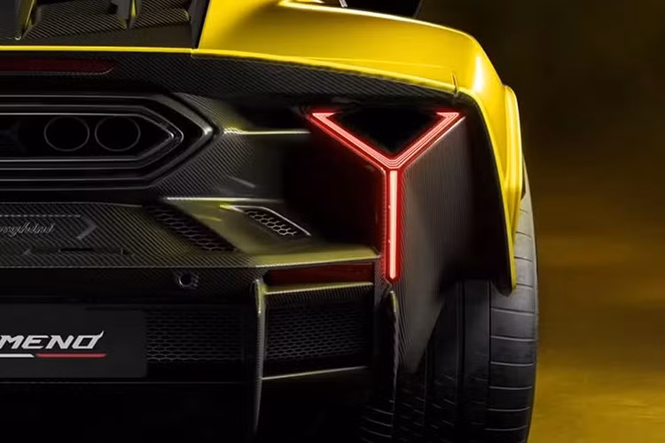 Cụm đèn LED của xe hình chữ Y và bốn ống xả đặt chính giữa.