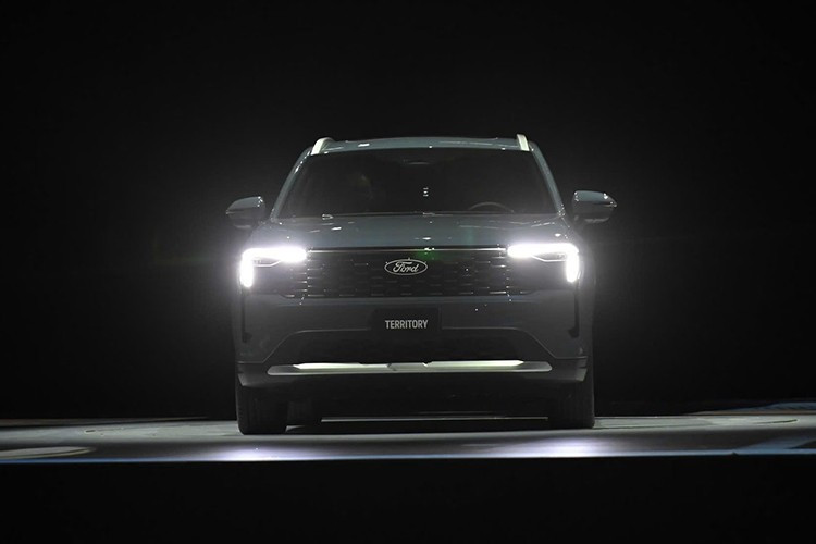 Thay đổi lớn trong thiết kế Ford Territory 2025 đến từ phần đầu xe với lưới tản nhiệt mở rộng sang hai bên với họa tiết lưới tổ ong. Đi kèm cụm đèn pha LED projector thiết kế mới với dải đèn LED ban ngày tạo hình L-Shaped hiện đại hơn.