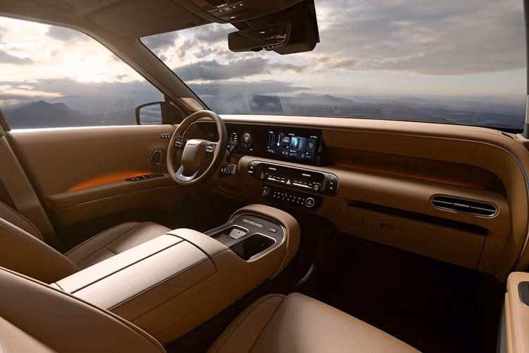 Palisade Hybrid thế hệ mới vuông vức và mạnh mẽ, với cụm đèn LED ban ngày gồm 5 dải xếp chồng mỗi bên ôm lấy lưới tản nhiệt cỡ lớn. Nội thất mềm mại với nhiều đường bo tròn ở táp-lô, bảng điều khiển trung tâm và ốp cửa. Xe sở hữu màn hình kép 12,3 inch hỗ trợ Android Auto và Apple CarPlay không dây.