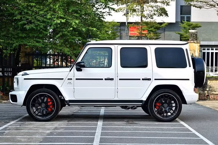 Sức hút của mẫu xe SUV "vạn người mê" Mercedes-AMG G63 còn khiến thị trường xe tư nhân “thổi giá” lên tới 16-17 tỷ đồng. Tuy nhiên, trước biến động của tình hình kinh tế, sức nóng của mẫu SUV hiệu năng cao này đã giảm đáng kể.