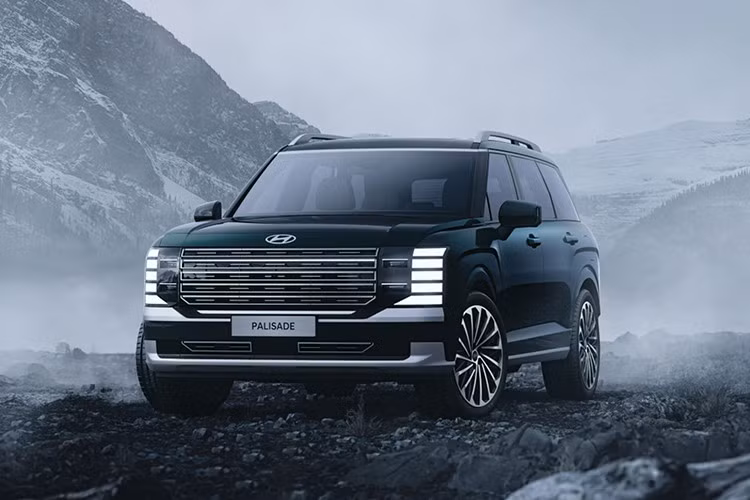 Hyundai Palisade Hybrid ﻿Cũng xuất hiện tại GIIAS 2025, Hyundai Palisade Hybrid gây chú ý với hệ truyền động Smartstream 2.5 T-GDi Hybrid, kết hợp động cơ xăng tăng áp 2.5L và hai mô-tơ điện, cho tổng công suất 329 mã lực và mô-men xoắn 460 Nm. Xe sử dụng hộp số tự động 6 cấp, đi kèm hệ dẫn động một hoặc hai cầu, cùng gói pin lithium-ion 1,65 kWh. Mức tiêu thụ nhiên liệu chỉ khoảng 6,45 lít/100 km.