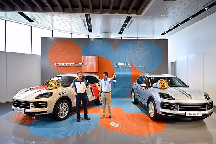 Chiếc Cayenne S E-Hybrid của anh Hoàng Anh sở hữu màu sơn Cashmere Beige, đi kèm bộ tem trang trí với điểm nhấn là logo số 19 ở cánh cửa. Con số này từng xuất hiện trên hai mẫu xe nổi bật khác trong bộ sưu tập của anh: chiếc Porsche 911 Dakar đầu tiên tại Việt Nam và Land Rover Defender bản kỷ niệm 75 năm.