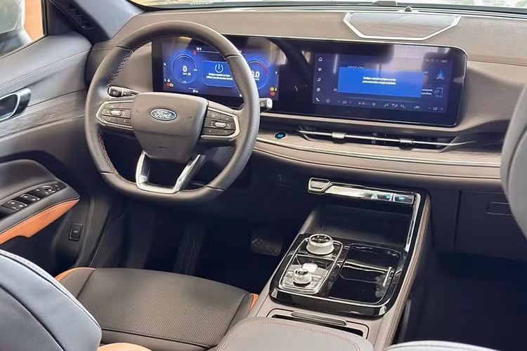 Nội thất Ford Territory 2025 tiếp tục sở hữu giao diện điều khiển hiện đại với màn hình kỹ thuật số kép 12,3 inch, với một màn hình sau vô lăng liền mạch với màn hình thông tin giải trí trung tâm. Khoang cabin hiện đại hơn với tông màu mới đậm chất thể thao. Chi tiết cần số núm xoay vẫn được giữ lại trong khi bổ sung các chi tiết nhựa mềm với màu sơn đen bóng.