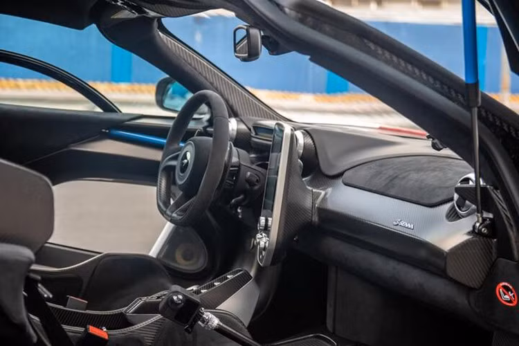 Đa phần chiếc siêu xe hypercar McLaren Senna độc nhất Việt Nam này chủ yếu nằm trong garage xe, hoặc trên xe cứu hộ để vận chuyển từ garage ở Tp.HCM đi về Tây Nguyên, hay ra Hà Nội để gia hạn biển số.