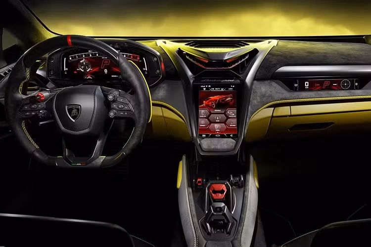 Khoang nội thất gần như giữ nguyên từ Revuelto, gồm vô-lăng đặc trưng, màn hình trung tâm dạng nổi, bảng đồng hồ kỹ thuật số và màn hình cho hành khách phía trước.