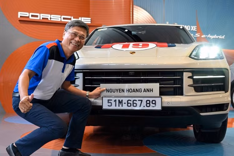 Không chỉ có ngoại hình nổi bật, chiếc Cayenne mới còn sở hữu biển số sảnh tiến 51M-667.89. Theo dữ liệu từ trang đấu giá biển số trực tuyến vpa.com.vn, biển số này đã được chốt thành công ở mức 550 triệu đồng.