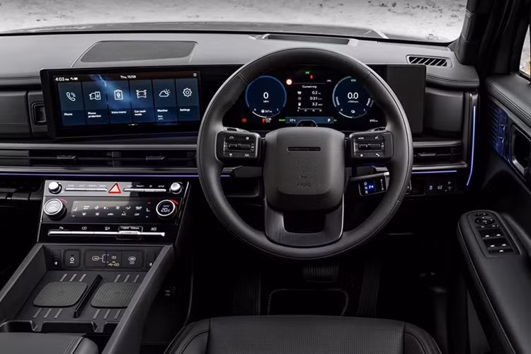 Hyundai Santa FeHybrid 2025 mới bán tại Thái Lan có hai phiên bản: Exclusive giá 1,699 triệu baht (tương đương khoảng 1,379 tỷ đồng) và Prestige giá 1,859 triệu baht (khoảng 1,509 tỷ đồng). Mức giá này cao hơn đáng kể so với các bản chạy xăng truyền thống.