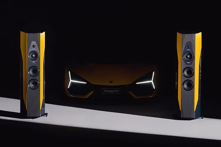 Lần này, mục tiêu lại là những ngôi nhà của giới thượng lưu, với phiên bản Ex3me, một trong những sản phẩm cốt lõi của Sonus, được khoác lên mình diện mạo Lamborghini. Như đã nói trước đó, về cơ bản, điều này đồng nghĩa với việc có một số màu sắc và huy hiệu Lamborghini.