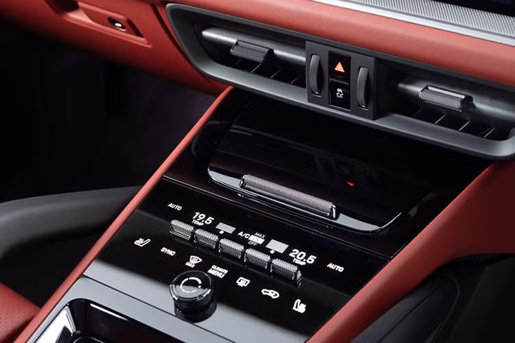 Ngoài ra, xe còn được trang bị hệ thống kiểm soát lực kéo nâng cao gần 110 triệu đồng, hiển thị thông tin lên kính lái gần 95 triệu đồng và hỗ trợ chuyển làn hơn 60 triệu đồng. Tổng cộng, riêng các tùy chọn này đã tiêu tốn của tay chơi này gần 800 triệu đồng.