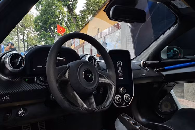 Khi xuống tiền mua, người bán có hứa sẽ ra được biển trắng, tức nộp đủ thuế, nên ông đồng ý cho giao dịch này và kể từ khi mua xe, McLaren Senna và Porsche 918 Spyder chưa 1 lần được mang ra trưng bày.