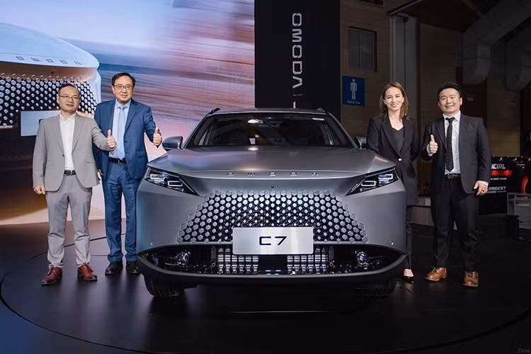Omoda C7 PHEV ﻿Omoda &amp; Jaecoo Việt Nam đã xác nhận mẫu crossover cỡ C Omoda C7 sẽ ra mắt vào quý III/2025. Đây sẽ là mẫu xe gầm cao thứ ba của hãng tại thị trường trong nước, bên cạnh Omoda C5 và Jaecoo J7. Omoda C7 sở hữu thiết kế hiện đại với lưới tản nhiệt chữ X và đèn LED đặc trưng. So với Jaecoo J7, C7 có kích thước nhỉnh hơn và phong cách mềm mại, hiện đại hơn.