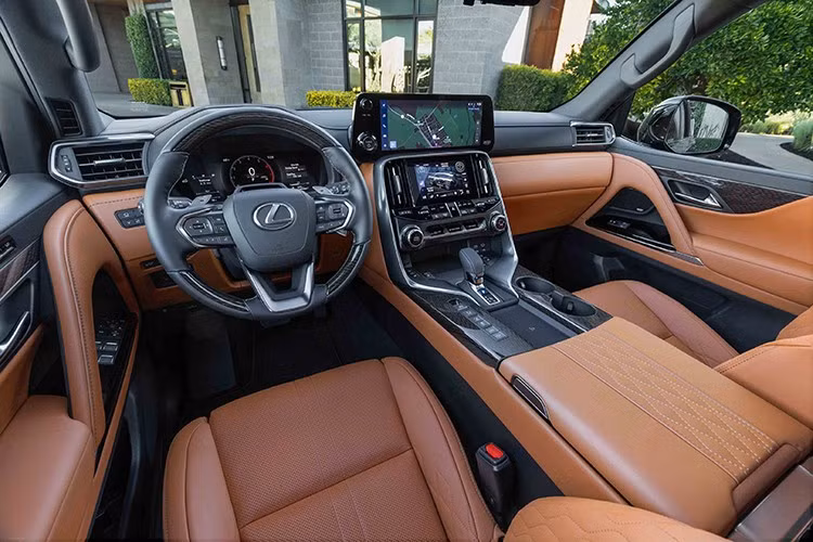 Xe được trang bị hệ truyền động hybrid gồm động cơ xăng V6 3.5L kết hợp mô-tơ điện, cho tổng công suất 457 mã lực và mô-men xoắn cực đại 790 Nm, đi kèm hộp số tự động 10 cấp và hệ dẫn động 4 bánh. Với trọng lượng tới 2,84 tấn, LX 700h vẫn có khả năng tăng tốc 0-100 km/h chỉ trong 6,5 giây - con số ấn tượng với một mẫu SUV cỡ lớn.