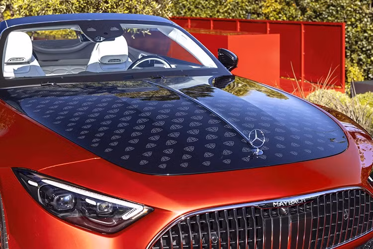 Phiên bản SL 63 thông thường, với công suất 577 mã lực, có giá bán lẻ đề xuất là 187.150 USD. Phiên bản SL 55 thấp hơn, công suất 469 mã lực, có giá khởi điểm là 1,150 USD, và phiên bản SL 43 cơ sở, với động cơ 2.0L bốn xi-lanh, công suất 416 mã lực, có giá khởi điểm 11.950 USD tại thị trường này.