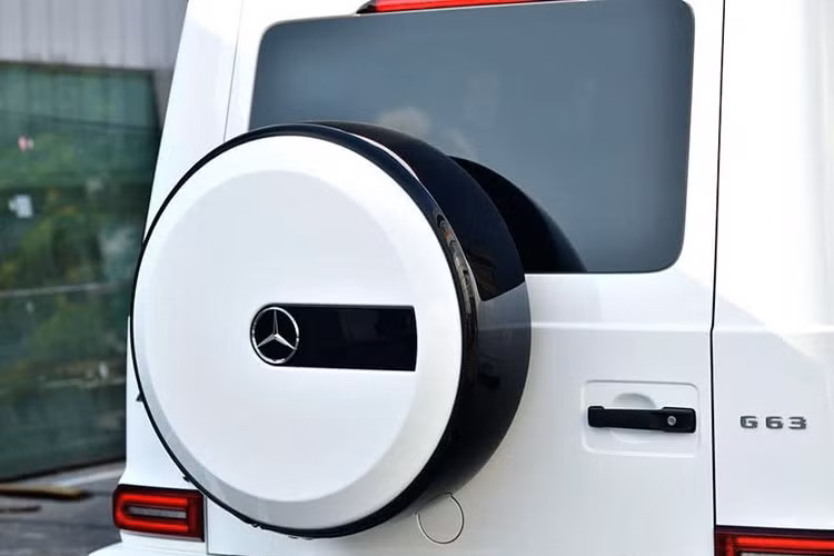 Đáng chú ý, mức giá này ngang với một số mẫu G63 đã qua sử dụng. Ví dụ, một chiếc G63 đời 2022 lăn bánh khoảng 5.000 km đang được một showroom xe tư nhân tại TP.HCM chào bán với giá 9,888 tỷ đồng.