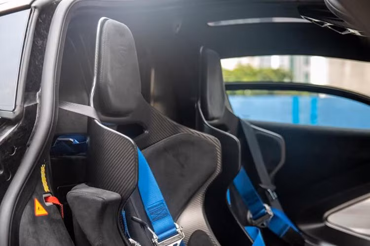 McLaren Senna này có trang bị ống xả kép, mang đến âm thanh phấn kích hơn so với nhiều xe Senna trang bị 3 ống xả, ngoài ra, hệ truyền động của xe vẫn sử dụng khối động cơ V8, dung tích 4.0 lít, tăng áp kép sản sinh ra công suất tối đa 789 mã lực và mô-men xoắn cực đại 800 Nm.