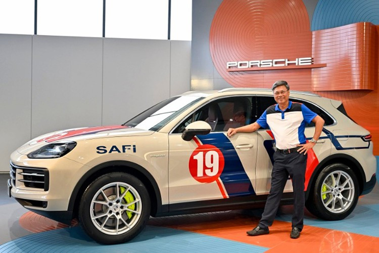 Cụ thể, chiếc Cayenne S E-Hybrid màu be Cashmere Beige sở hữu bộ tem trang trí với điểm nhấn là logo số 19 bên cánh cửa, gợi ý rằng đây là xe thuộc sở hữu của anh Nguyễn Hoàng Anh. Đây là chủ nhân đầu tiên của chiếc 911 Dakar tại Việt Nam cũng như một chiếc Defender bản kỷ niệm 75 năm, vốn cũng được trang trí logo số 19.