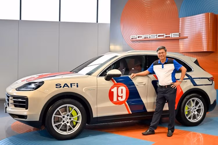 Cụ thể, chiếc Cayenne S E-Hybrid màu be Cashmere Beige sở hữu bộ tem trang trí với điểm nhấn là logo số 19 bên cánh cửa, gợi ý rằng đây là xe thuộc sở hữu của anh Nguyễn Hoàng Anh. Đây là chủ nhân đầu tiên của chiếc 911 Dakar tại Việt Nam cũng như một chiếc Defender bản kỷ niệm 75 năm, vốn cũng được trang trí logo số 19.