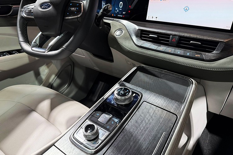 Ngoài ra, lần đầu tiên Ford Territory được trang bị FordPass, nền tảng kết nối thông minh giúp chủ xe có thể điều khiển từ xa các tính năng như khóa/mở xe từ xa, lên lịch khởi động xe tự làm ấm hoặc mát khoang lái, kiểm tra mức nhiên liệu và nhận thông báo tình trang xe thông qua qua điện thoại thông minh.