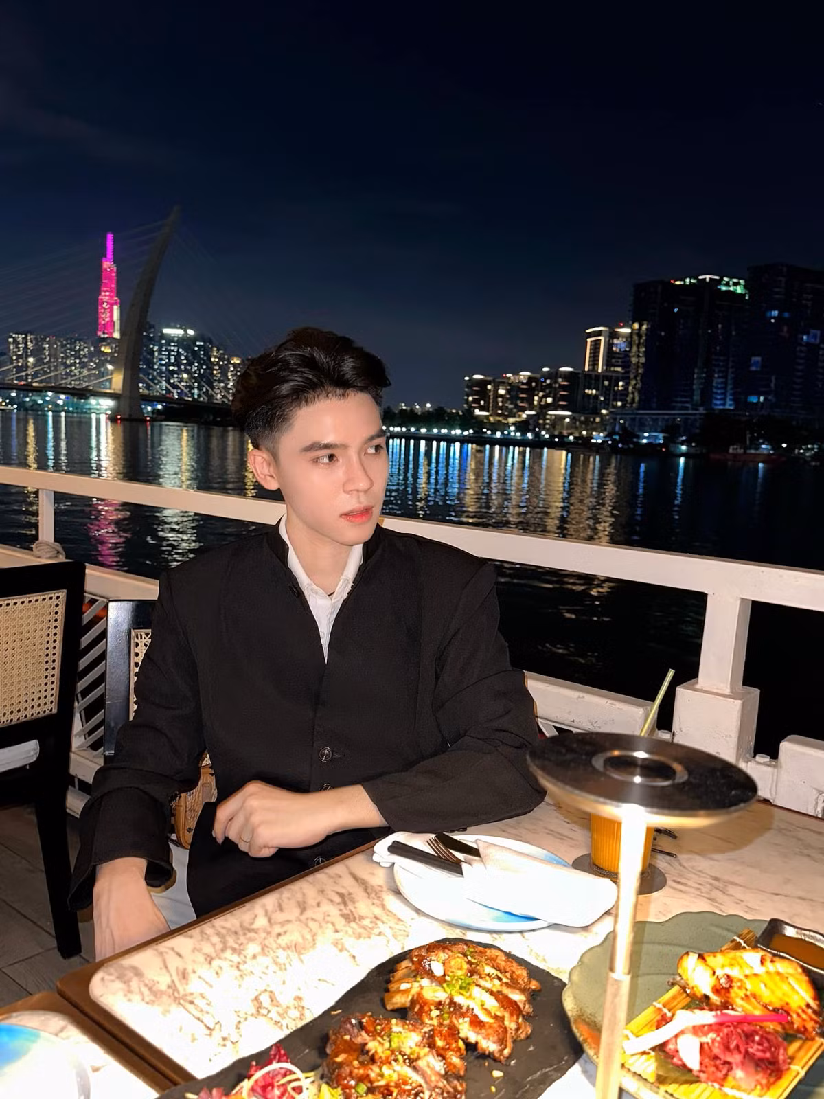 Cả 4 video chia sẻ tình trạng phản ứng với mực xăm dán của Huỳnh Khánh Đông thu hút hơn 500.000 lượt xem trên TikTok. Cao nhất là clip chia sẻ cách điều trị với hơn 860.000 lượt xem.