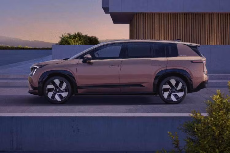 Được phát triển từ mẫu concept Skoda Vision 7S, Peaq 2027 mang ngôn ngữ thiết kế “Modern Solid” mới nhất của Skoda. Xe sở hữu chiều dài 4.874 mm và chiều dài cơ sở 2.965 mm. Như vậy, xe vẫn ngắn hơn khoảng 185 mm và chiều dài cơ sở kém 165 mm so với đối thủ Hyundai Ioniq 9.