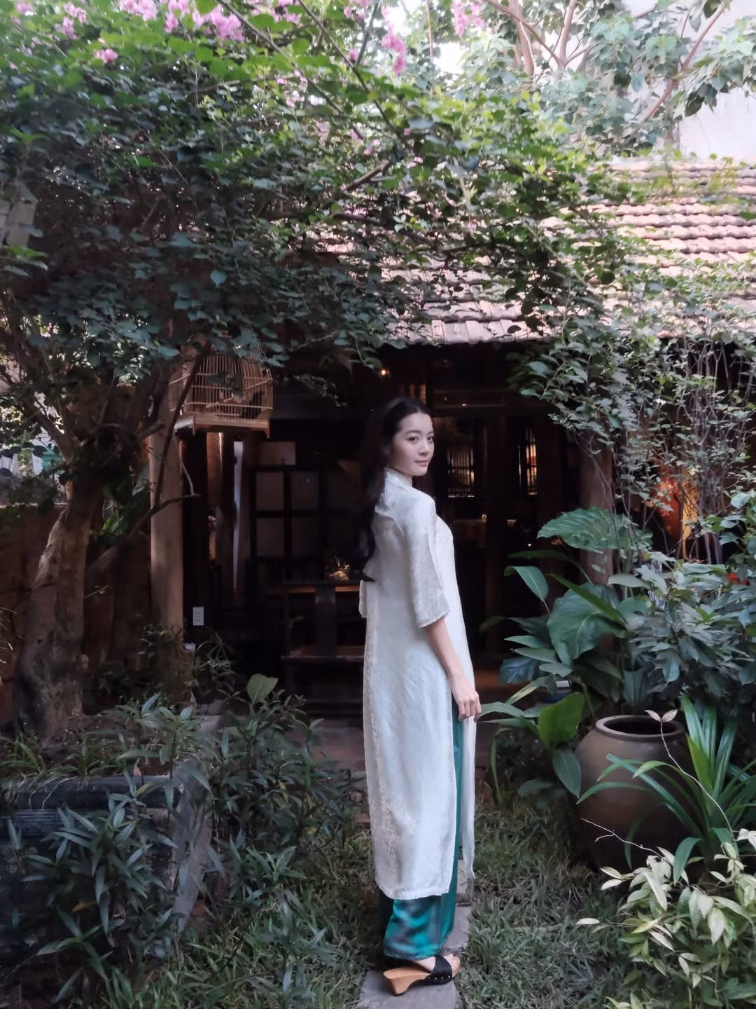 Chính sự tiết chế trong phong cách ăn mặc và biểu cảm đã giúp nữ diễn viên ghi điểm tuyệt đối trong mắt công chúng.