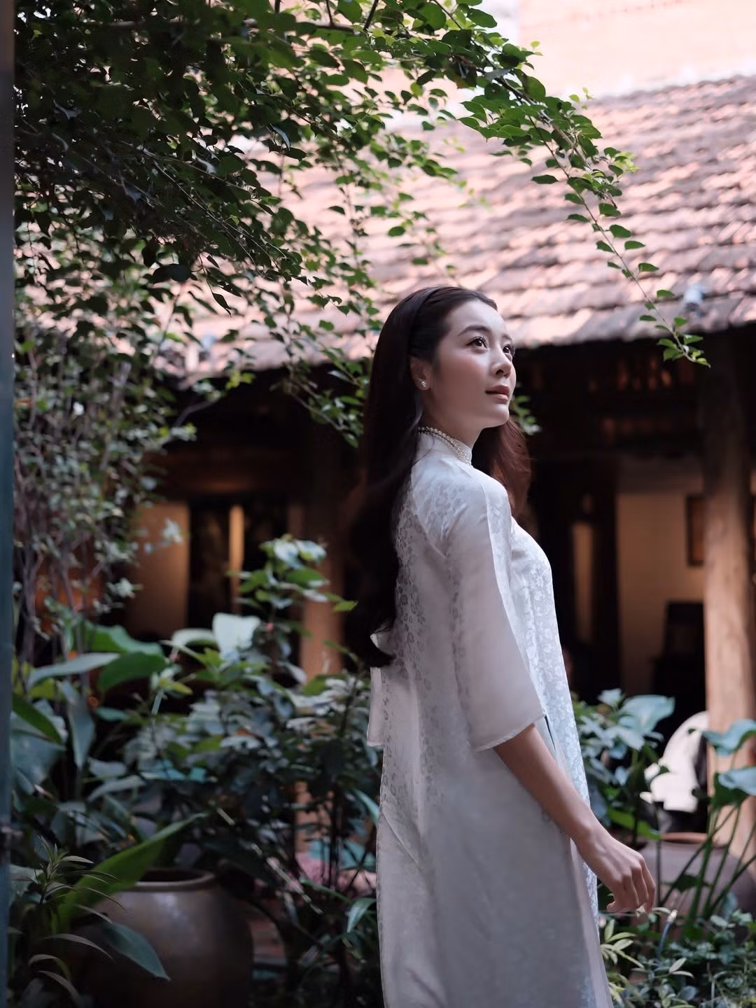 Xuất hiện trong loạt ảnh mới, Karen Nguyễn gây ấn tượng mạnh khi diện áo dài trắng tinh khôi, khoe trọn vẻ đẹp nền nã, dịu dàng nhưng vẫn toát lên khí chất cuốn hút rất riêng.