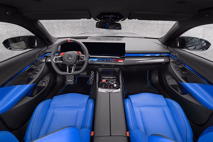 Khoang nội thất tiếp tục thể hiện dấu ấn của Mansory với ghế ngồi và táp-pi cửa bọc da màu xanh lam nổi bật, kết hợp cùng các mảng da màu đen. Dù phong cách không quá cầu kỳ, bản độ này vẫn mang đậm cá tính riêng.