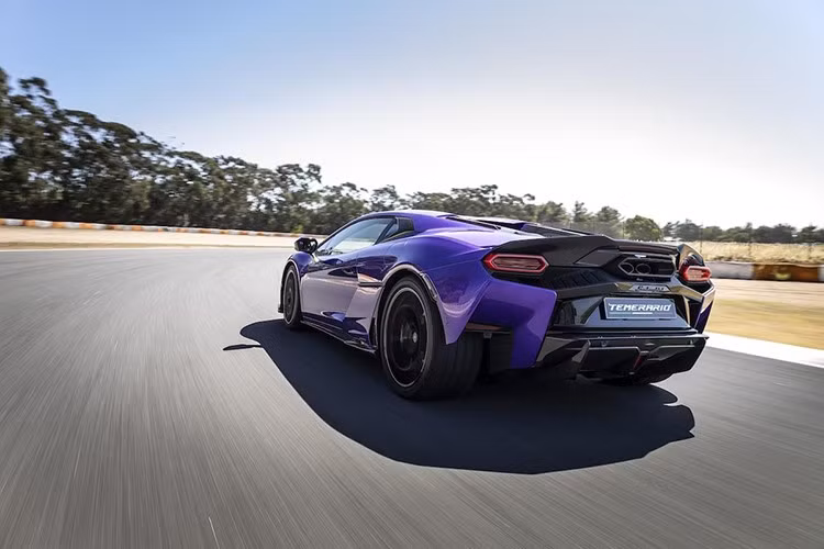 Là mẫu xe hoàn thiện dải sản phẩm điện khí hóa của Lamborghini, Temerario sẽ có giá khởi điểm từ 19.599.800.000 đồng (đã bao gồm VAT). Khách hàng Việt Nam sẽ được hưởng chính sách ưu đãi đặc biệt bao gồm miễn phí bảo hành 3 năm và bảo dưỡng 5 năm.