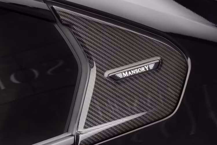 Tuy nhiên, Mansory đã nâng cấp lên tới 838 mã lực và 1.150 Nm. Đây là mức tăng công suất cực kỳ đáng nể cho một chiếc sedan nặng tới 2.445kg.