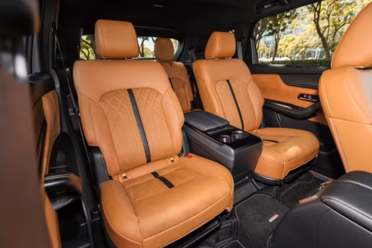 Xe trang bị màn hình trung tâm 12,3 inch hỗ trợ Apple CarPlay không dây và Android Auto có dây, kết hợp cụm đồng hồ kỹ thuật số 12,3 inch và hiển thị HUD trên kính lái. Hệ thống âm thanh Bose 12 loa, 6 cổng USB-C, sạc không dây và hai ổ điện 12V được trang bị cho khoang cabin và cốp xe.