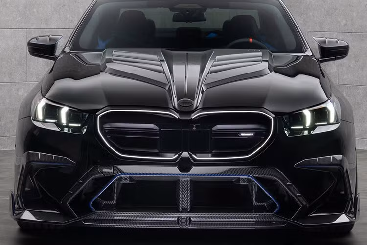 Nắp capo được thiết kế lại với các khe gió bằng sợi carbon đặt chính giữa. Thân xe xuất hiện thêm nẹp sườn mới, ốp gương chiếu hậu carbon và các chi tiết carbon quanh cột C theo phong cách Hofmeister đặc trưng của BMW. Mâm xe kích thước 22 inch hoàn thiện diện mạo thể thao hơn.