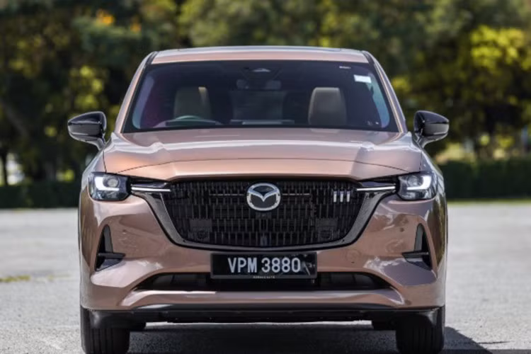 Về hệ thống treo, Mazda CX-80 2026 tại Malaysia sử dụng cấu hình tay đòn kép phía trước và đa liên kết phía sau. Hệ thống phanh là loại đĩa thông gió ở cả bốn bánh, đi kèm vô-lăng trợ lực điện.