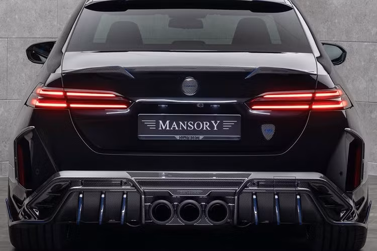 Chi tiết gây tranh cãi nhất nằm ở hệ thống ống xả. Mansory đã thay thế thiết kế bốn ống xả truyền thống bằng ba ống xả đặt chính giữa cản sau – một lựa chọn gợi liên tưởng đến mẫu Honda Civic Type R.