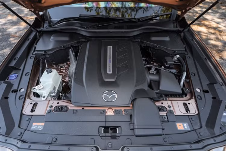 Mazda cho biết, mẫu xe SUV CX-80 có khả năng đạt tốc độ tối đa 195 km/h, hướng đến những khách hàng cần một chiếc SUV mạnh mẽ nhưng tiết kiệm năng lượng và thân thiện với môi trường.