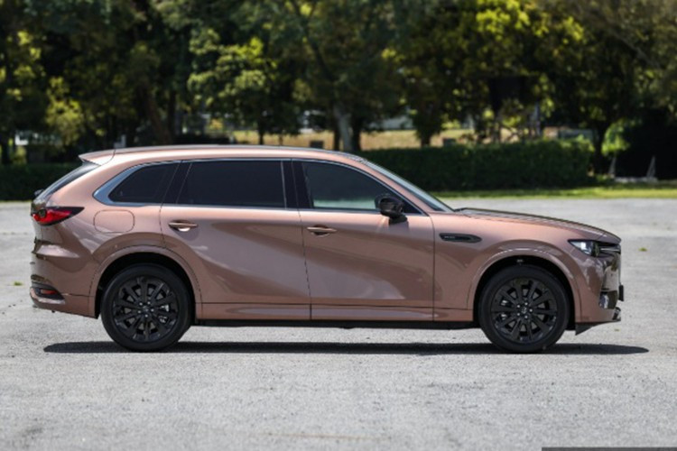 Mẫu SUV ba hàng ghế này là sản phẩm mới nhất trong dòng xe “Large Product” của Mazda, chia sẻ nền tảng Skyactiv Multi-Solution Scalable Architecture với người anh em hai hàng ghế CX-60. Mazda CX-80 sở hữu kích thước tổng thể dài 4.995 mm, rộng 1.890 mm và cao 1.705 mm, cùng chiều dài cơ sở 3.120 mm.